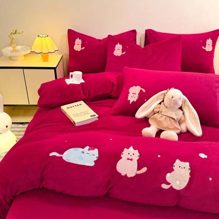 91家纺网 家纺一手货源 找家纺 （总）控价 2025新款  夹棉床盖款240克全消光A类刺绣牛奶绒四件套-可爱猫 直播首选