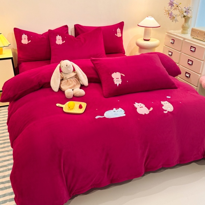 91家纺网 家纺一手货源 找家纺 （总）控价 2025新款  夹棉床盖款240克全消光A类刺绣牛奶绒四件套-可爱猫 直播首选