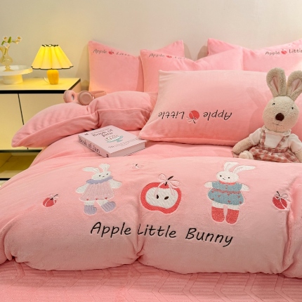 91家纺网 家纺一手货源 找家纺 （总）控价 2025新款  夹棉床盖款240克全消光A类刺绣牛奶绒四件套-可爱兔 直播首选