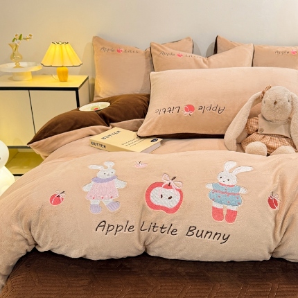 91家纺网 家纺一手货源 找家纺 （总）控价 2025新款  夹棉床盖款240克全消光A类刺绣牛奶绒四件套-可爱兔 直播首选