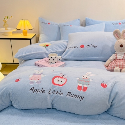 91家纺网 家纺一手货源 找家纺 （总）控价 2025新款  夹棉床盖款240克全消光A类刺绣牛奶绒四件套-可爱兔 直播首选