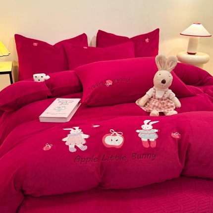 91家纺网 家纺一手货源 找家纺 （总）控价 2025新款  夹棉床盖款240克全消光A类刺绣牛奶绒四件套-可爱兔 直播首选