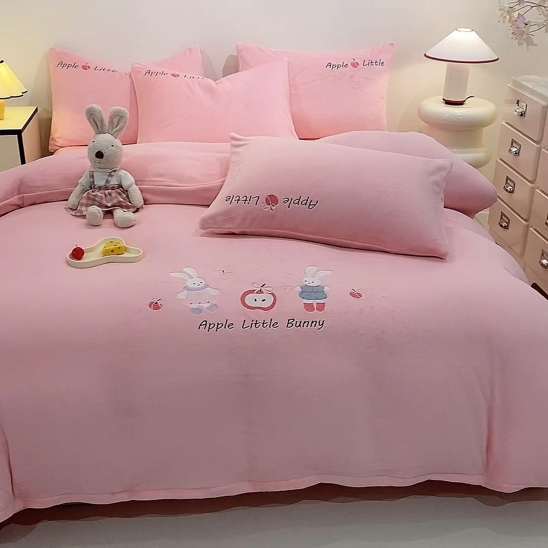 91家纺网 家纺一手货源 找家纺 （总）控价 2025新款  夹棉床盖款240克全消光A类刺绣牛奶绒四件套-可爱兔 直播首选