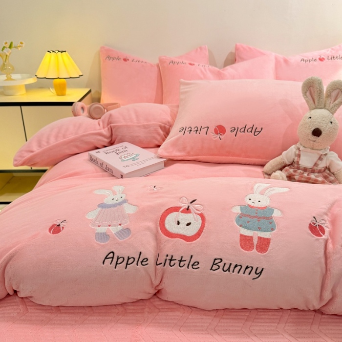 91家纺网 家纺一手货源 找家纺 （总）控价 2025新款  夹棉床盖款240克全消光A类刺绣牛奶绒四件套-可爱兔 直播首选