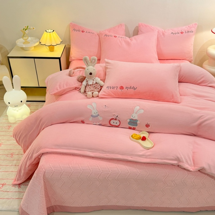 91家纺网 家纺一手货源 找家纺 （总）控价 2025新款  夹棉床盖款240克全消光A类刺绣牛奶绒四件套-可爱兔 直播首选