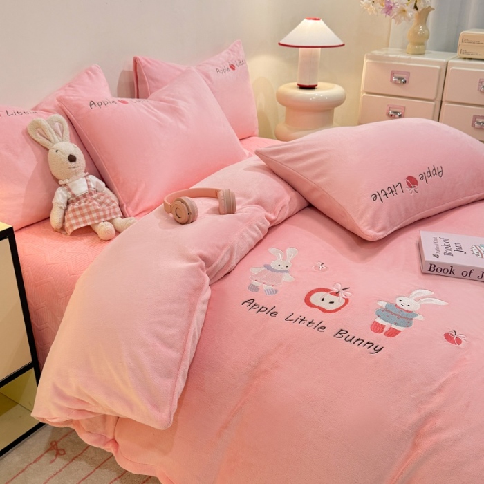 91家纺网 家纺一手货源 找家纺 （总）控价 2025新款  夹棉床盖款240克全消光A类刺绣牛奶绒四件套-可爱兔 直播首选