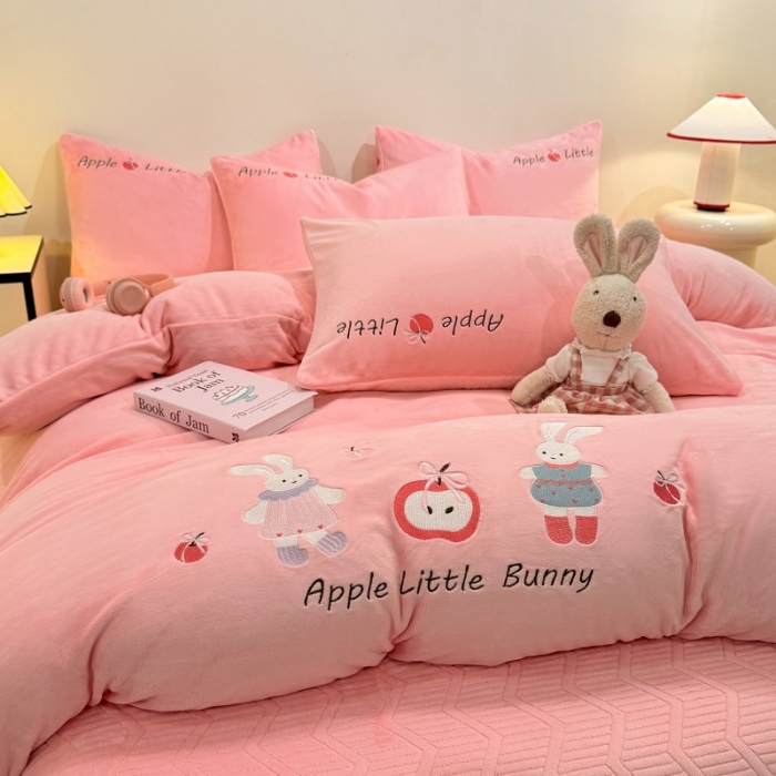 91家纺网 家纺一手货源 找家纺 （总）控价 2025新款  夹棉床盖款240克全消光A类刺绣牛奶绒四件套-可爱兔 直播首选