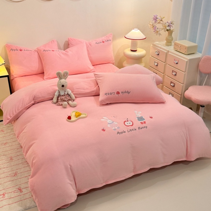 91家纺网 家纺一手货源 找家纺 （总）控价 2025新款  夹棉床盖款240克全消光A类刺绣牛奶绒四件套-可爱兔 直播首选