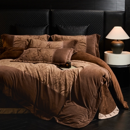 91家纺网 家纺一手货源 找家纺 （总）控价 2025新款 床盖款240克全消光数码印花牛奶绒四件套-云杉