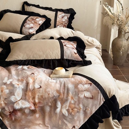 91家纺网 家纺一手货源 找家纺 （总）惯盈家纺 2025新款复古油画风蝴蝶数码印花床裙款牛奶绒四件套-沐澜蝶（含买家秀）
