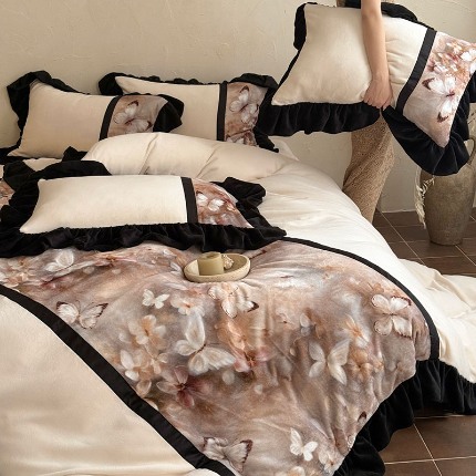 91家纺网 家纺一手货源 找家纺 （总）惯盈家纺 2025新款复古油画风蝴蝶数码印花床裙款牛奶绒四件套-沐澜蝶（含买家秀）