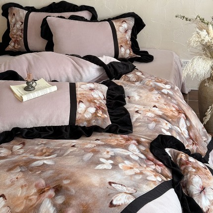 91家纺网 家纺一手货源 找家纺 （总）惯盈家纺 2025新款复古油画风蝴蝶数码印花床裙款牛奶绒四件套-沐澜蝶（含买家秀）