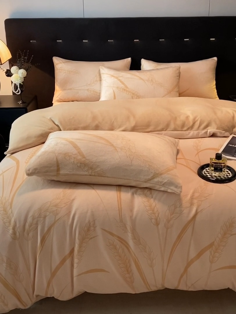 91家纺网 家纺一手货源 找家纺 （总）经年 2025新款 专版花型 牛奶绒四件套直播款  - 风吹麦香