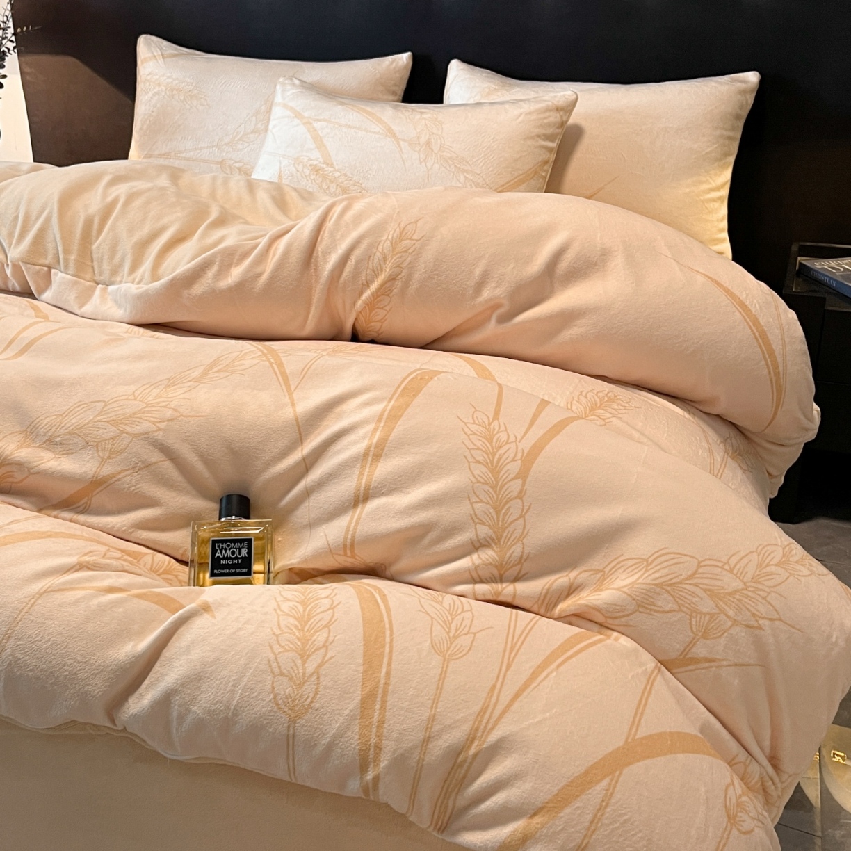 91家纺网 家纺一手货源 找家纺 （总）经年 2025新款 专版花型 牛奶绒四件套直播款  - 风吹麦香