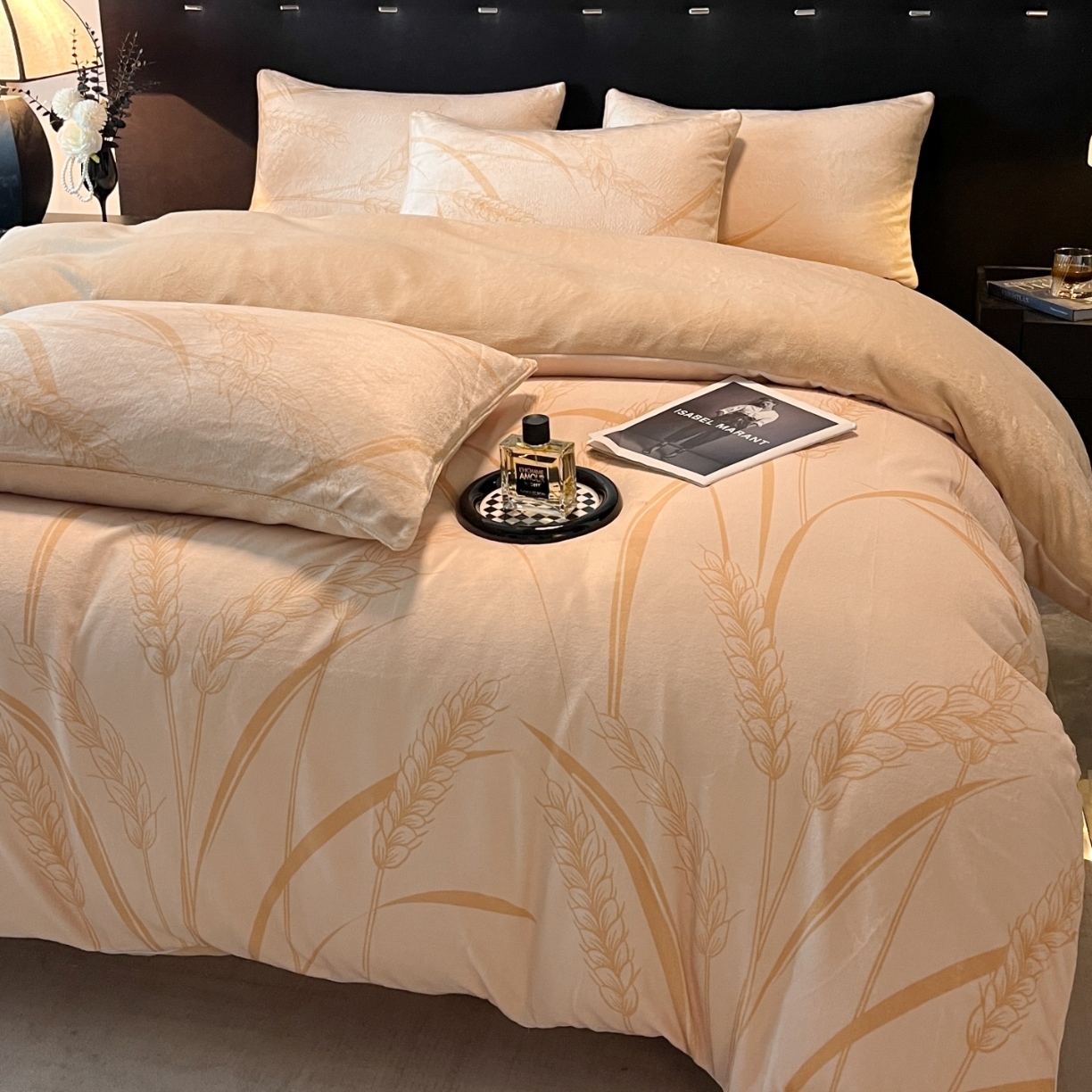 91家纺网 家纺一手货源 找家纺 （总）经年 2025新款 专版花型 牛奶绒四件套直播款  - 风吹麦香