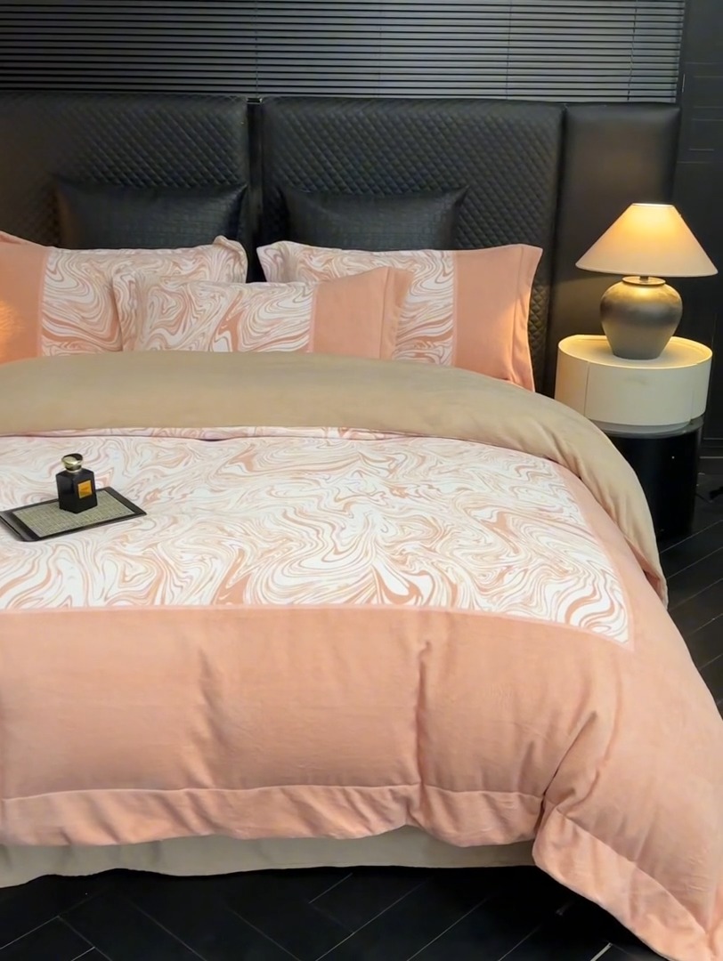 91家纺网 家纺一手货源 找家纺 （总）控价 2025新款 床盖款240克全消光数码印花牛奶绒四件套-云杉