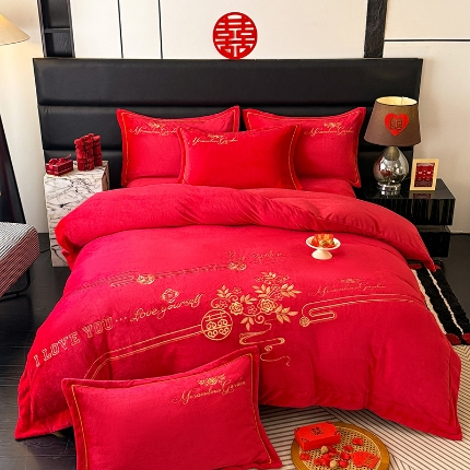 91家纺网 家纺一手货源 找家纺 （总）苏米娜2025秋冬新款高克重9斤全消光牛奶绒大红结婚婚庆四件套大红色龙凤刺绣婴儿绒四件套（含精美手提袋）