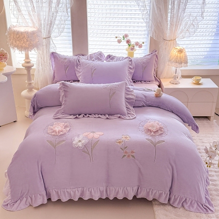 91家纺网 家纺一手货源 找家纺 苏米娜家纺SUMINA 2025新款230g高克重韩版立体盘花牛奶蚕丝绒绣花四件套床裙款被套-洛丽塔系列