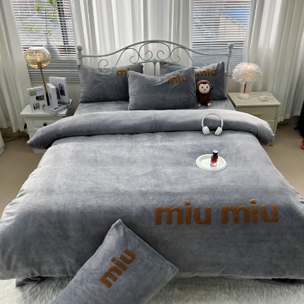 91家纺网 家纺一手货源 找家纺 （总）鑫利来家纺 2025新款牛奶绒毛巾绣四件套