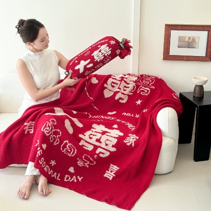 91家纺网 家纺一手货源 找家纺 （总）2025新款 结婚订婚A类抽绳式手工玫瑰吊坠喜字抱枕毯婚庆毛毯【包含礼盒】