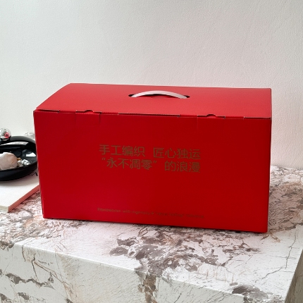 91家纺网 家纺一手货源 找家纺 （总）2025新款 结婚订婚A类抽绳式手工玫瑰吊坠喜字抱枕毯婚庆毛毯【包含礼盒】