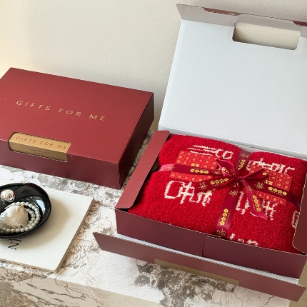 91家纺网 家纺一手货源 找家纺 （总）2025新款 结婚订婚A类红双喜半边绒流苏吊坠毛毯手工针织毯【包礼盒】