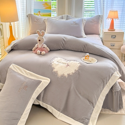91家纺网 家纺一手货源 找家纺 （总）漫布云2025秋冬简约轻奢款230g全消光牛奶绒兔毛绒贴布绣花夹棉床盖款四件套纯色蕾丝花边刺绣床裙款床盖--心愿系列