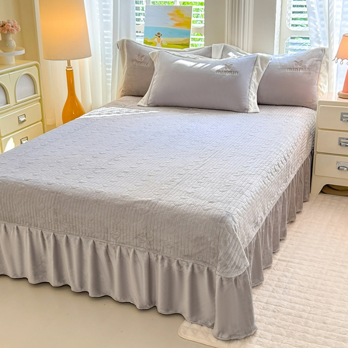 91家纺网 家纺一手货源 找家纺 （总）漫布云2025秋冬简约轻奢款230g全消光牛奶绒兔毛绒贴布绣花夹棉床盖款四件套纯色蕾丝花边刺绣床裙款床盖--心愿系列