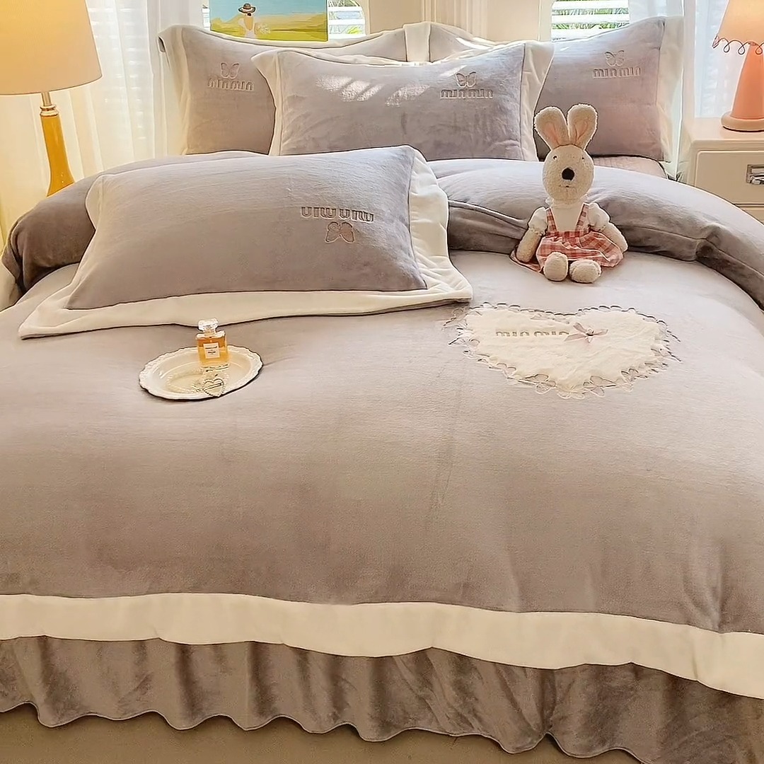 91家纺网 家纺一手货源 找家纺 （总）漫布云2025秋冬简约轻奢款230g全消光牛奶绒兔毛绒贴布绣花夹棉床盖款四件套纯色蕾丝花边刺绣床裙款床盖--心愿系列