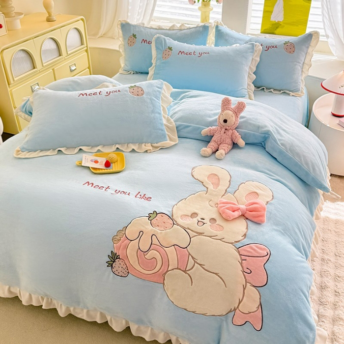 91家纺网 家纺一手货源 找家纺 苏米娜家纺2025新款230g全消光大版卡通牛奶绒兔毛贴布绣花四件套可爱卡通男孩女孩法莱绒被套三件套