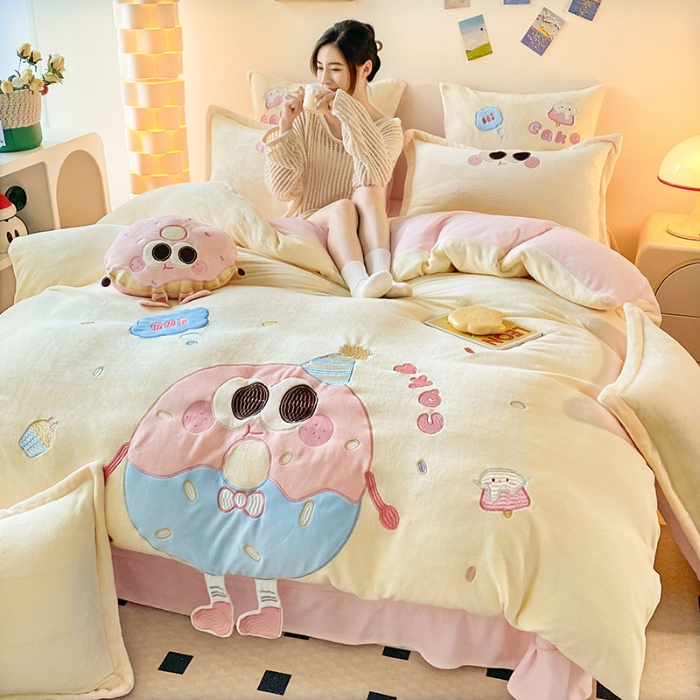 91家纺网 家纺一手货源 找家纺 苏米娜家纺2025新款230g全消光大版卡通牛奶绒兔毛贴布绣花四件套可爱卡通男孩女孩法莱绒被套三件套