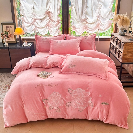 91家纺网 家纺一手货源 找家纺 （总）【苏东来】2025轻奢高端230g加厚纯色甜美公主风花卉牛奶绒刺绣花四件套清新婴儿绒法莱绒兔绒雕花绒四件套