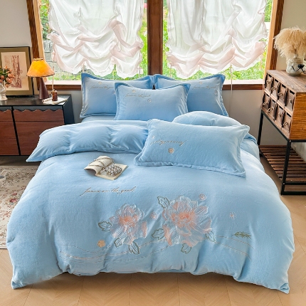 91家纺网 家纺一手货源 找家纺 （总）【苏东来】2025轻奢高端230g加厚纯色甜美公主风花卉牛奶绒刺绣花四件套清新婴儿绒法莱绒兔绒雕花绒四件套