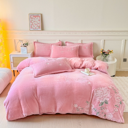 91家纺网 家纺一手货源 找家纺 （总）【苏东来】2025轻奢高端230g加厚纯色甜美公主风花卉牛奶绒刺绣花四件套清新婴儿绒法莱绒兔绒雕花绒四件套