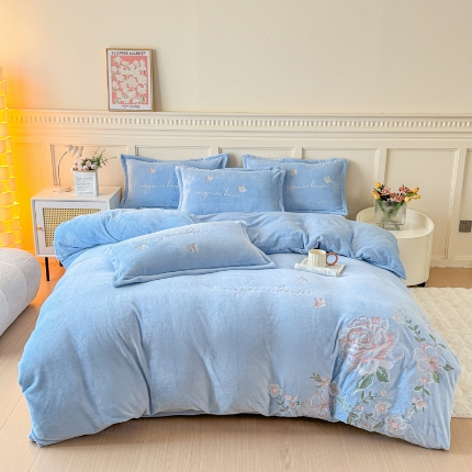 91家纺网 家纺一手货源 找家纺 （总）【苏东来】2025轻奢高端230g加厚纯色甜美公主风花卉牛奶绒刺绣花四件套清新婴儿绒法莱绒兔绒雕花绒四件套