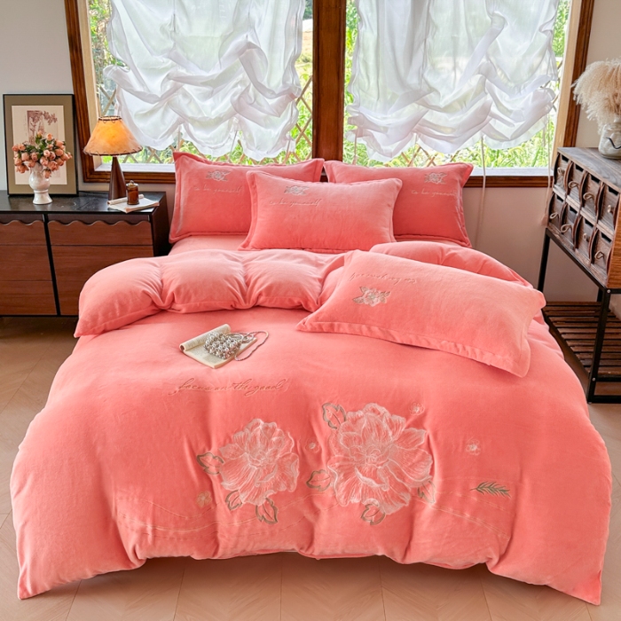 91家纺网 家纺一手货源 找家纺 （总）【苏东来】2025轻奢高端230g加厚纯色甜美公主风花卉牛奶绒刺绣花四件套清新婴儿绒法莱绒兔绒雕花绒四件套