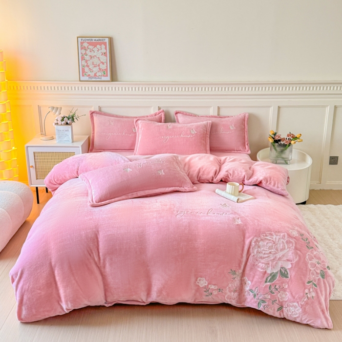 91家纺网 家纺一手货源 找家纺 （总）【苏东来】2025轻奢高端230g加厚纯色甜美公主风花卉牛奶绒刺绣花四件套清新婴儿绒法莱绒兔绒雕花绒四件套