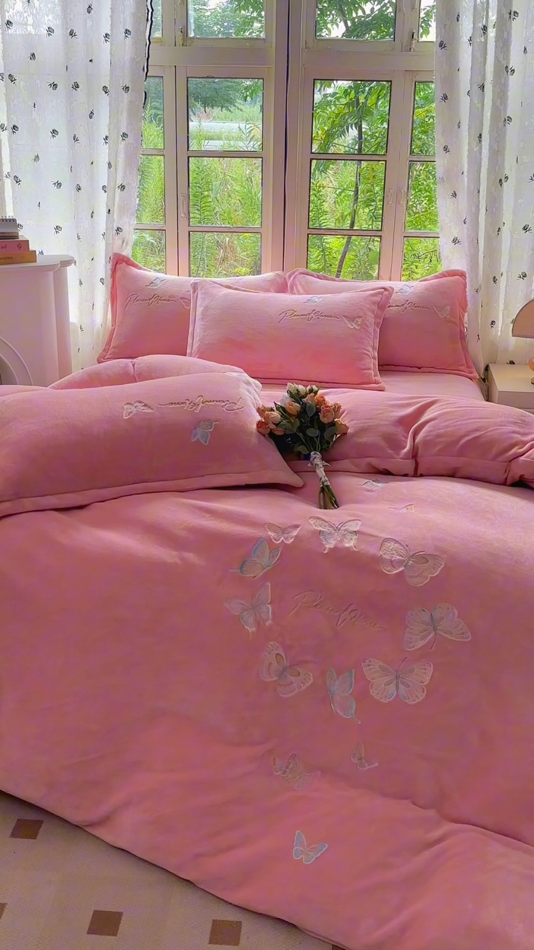 91家纺网 家纺一手货源 找家纺 （总）【苏东来】2025轻奢高端230g加厚纯色甜美公主风花卉牛奶绒刺绣花四件套清新婴儿绒法莱绒兔绒雕花绒四件套