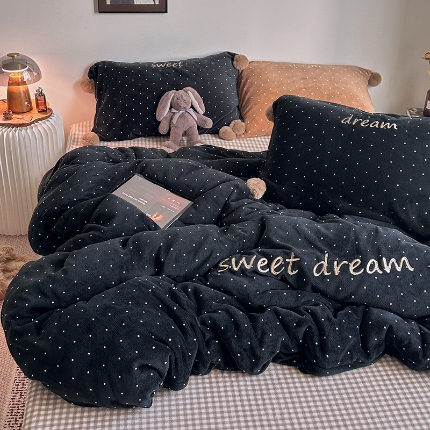 91家纺网 家纺一手货源 找家纺 （总）艾咪-Amy ntmy 2025新款字母绣毛球款小波点牛奶绒四件套甜蜜的梦