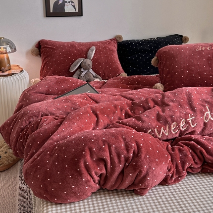 91家纺网 家纺一手货源 找家纺 （总）艾咪-Amy ntmy 2025新款字母绣毛球款小波点牛奶绒四件套甜蜜的梦