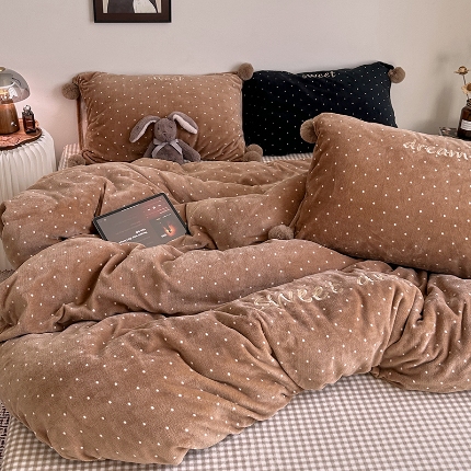 91家纺网 家纺一手货源 找家纺 （总）艾咪-Amy ntmy 2025新款字母绣毛球款小波点牛奶绒四件套甜蜜的梦