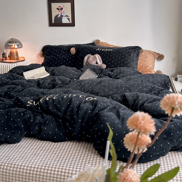 91家纺网 家纺一手货源 找家纺 （总）艾咪-Amy ntmy 2025新款字母绣毛球款小波点牛奶绒四件套甜蜜的梦