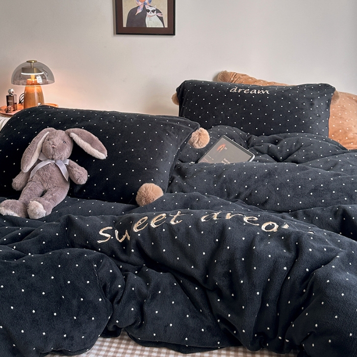 91家纺网 家纺一手货源 找家纺 （总）艾咪-Amy ntmy 2025新款字母绣毛球款小波点牛奶绒四件套甜蜜的梦