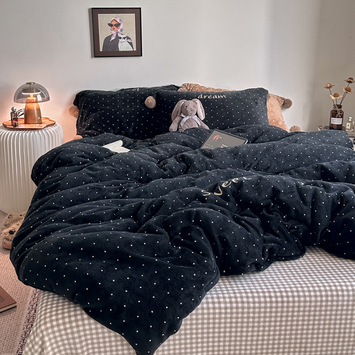 91家纺网 家纺一手货源 找家纺 （总）艾咪-Amy ntmy 2025新款字母绣毛球款小波点牛奶绒四件套甜蜜的梦