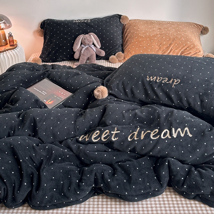 91家纺网 家纺一手货源 找家纺 （总）艾咪-Amy ntmy 2025新款字母绣毛球款小波点牛奶绒四件套甜蜜的梦