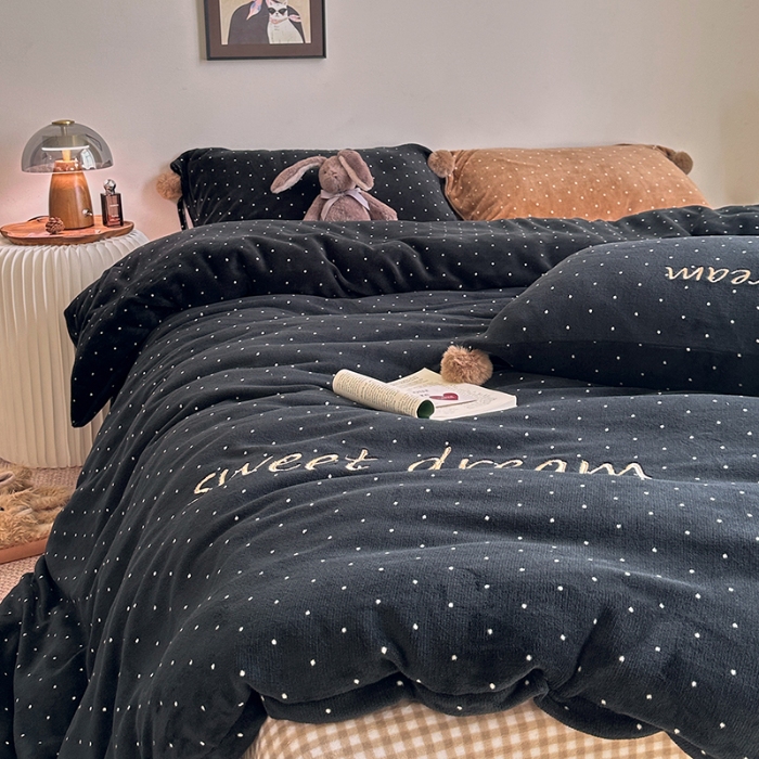 91家纺网 家纺一手货源 找家纺 （总）艾咪-Amy ntmy 2025新款字母绣毛球款小波点牛奶绒四件套甜蜜的梦