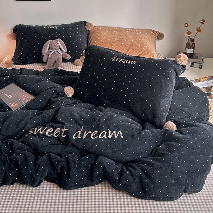 91家纺网 家纺一手货源 找家纺 （总）艾咪-Amy ntmy 2025新款字母绣毛球款小波点牛奶绒四件套甜蜜的梦