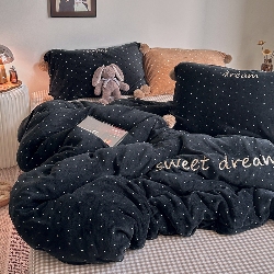 91家纺网 家纺一手货源 找家纺 （总）艾咪-Amy ntmy 2025新款字母绣毛球款小波点牛奶绒四件套甜蜜的梦,甜蜜的梦-黑,甜蜜的梦-红,甜蜜的梦-驼