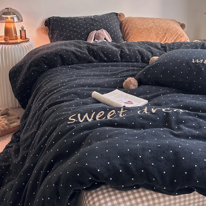 91家纺网 家纺一手货源 找家纺 （总）艾咪-Amy ntmy 2025新款字母绣毛球款小波点牛奶绒四件套甜蜜的梦