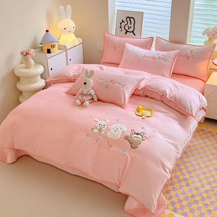 91家纺网 家纺一手货源 找家纺 漫布云家纺2025新款230g全消光大版卡通牛奶绒兔毛贴布绣花床盖四件套可爱卡通男孩女孩法莱绒被套床盖四件套  欢乐兔 